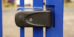 نصب قفل برقی سیزا 750x375 1 300x150 - راهنمای خرید قفل برقی مناسب